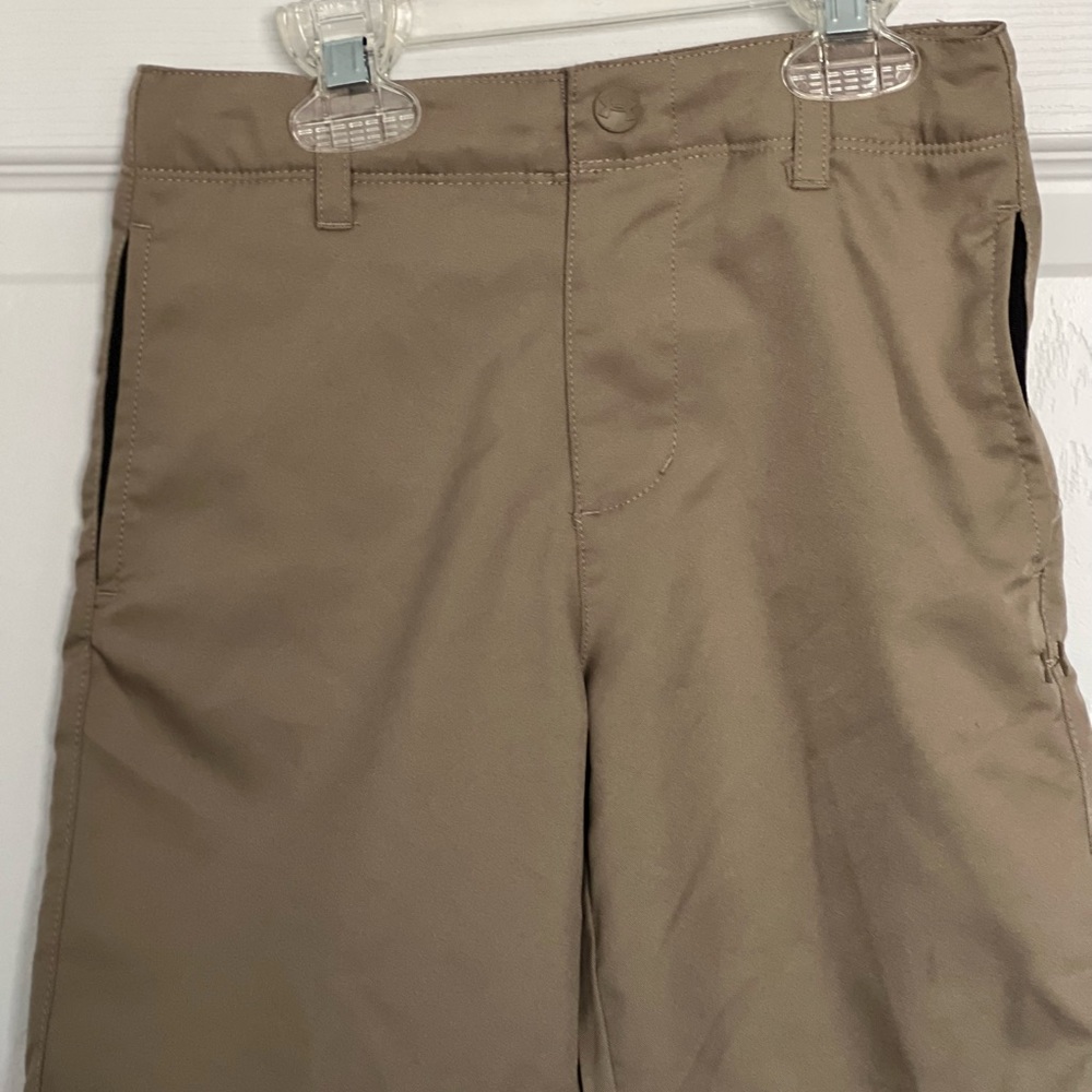 Boys size 6 Under Armour quick dry, wrinkle free shorts in EUC tan